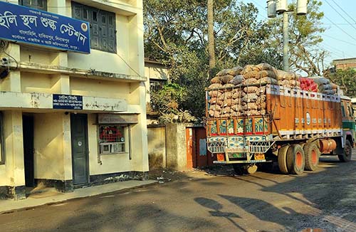 সাড়ে তিন মাস পর হিলি স্থলবন্দর দিয়ে পিয়াজ আমদানি শুরু