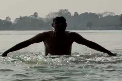 কনকনে শীতে ২০২১টি ডুব দিয়ে বর্ষবরণ যুবকের 

