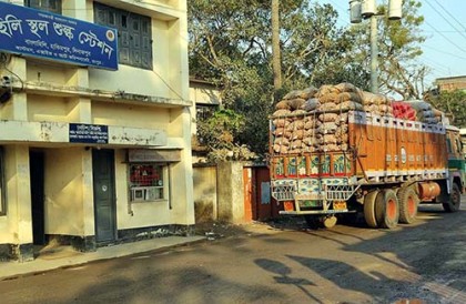 সাড়ে তিন মাস পর হিলি স্থলবন্দর দিয়ে পিয়াজ আমদানি শুরু