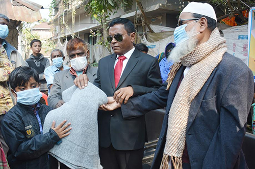 বরিশালে দৃষ্টি প্রতিবন্ধীদের মাঝে শীতবস্ত্র বিতরণ