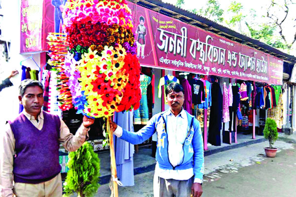 কাগজের ফুলে চলে সংসার