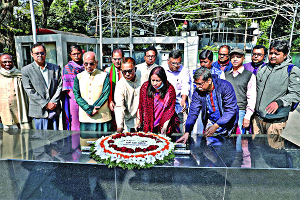 বঙ্গবন্ধুর প্রতিকৃতিতে জাতীয় প্রেস ক্লাব সভাপতির শ্রদ্ধা