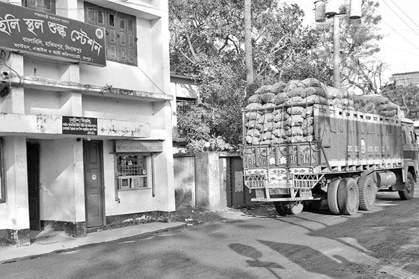 সাড়ে তিন মাস পর ভারত থেকে পিঁয়াজ আমদানি