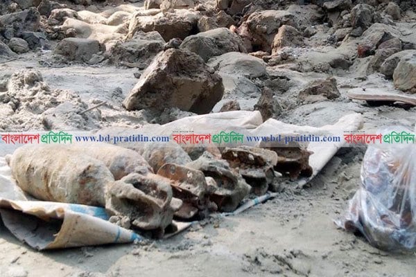 কুমিল্লায় মাটি খুঁড়তে গিয়ে মিলল ৫ মর্টার শেল