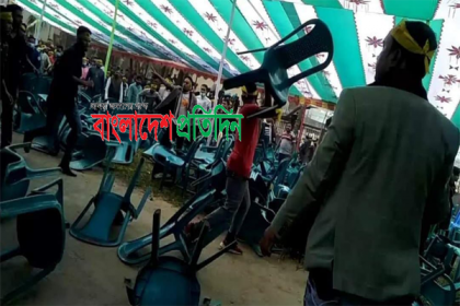 ছাত্রলীগের প্রতিষ্ঠাবার্ষিকীতে নাম ঘোষণাকে কেন্দ্র করে চেয়ার ভাংচুর, ধস্তাধস্তি