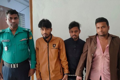 গাজীপুরে ইজিবাইক উল্টে ধরা পড়লো ৩ ছিনতাইকারী