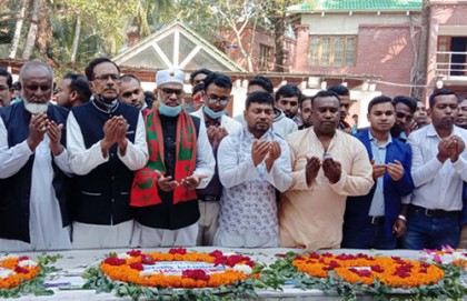 টুঙ্গিপাড়ায় বঙ্গবন্ধুর সমাধিতে কেন্দ্রীয় ছাত্রলীগের শ্রদ্ধা