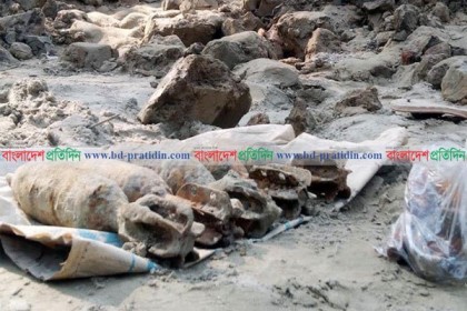 কুমিল্লায় মাটি খুঁড়তে গিয়ে মিলল ৫ মর্টার শেল