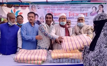 সিদ্ধিরগঞ্জে সালমা ওসমান লিপির উদ্যোগে শীতবস্ত্র বিতরণ 