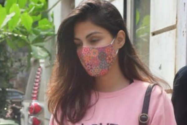নতুন বাড়ি খোঁজার মধ্যেও এনসিবির দপ্তরে রিয়া
