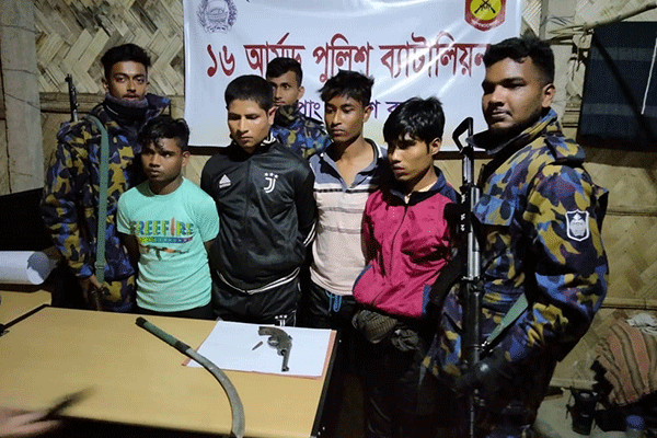 টেকনাফে অস্ত্রসহ ৪ রোহিঙ্গা আটক