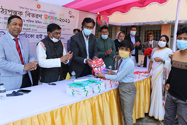 খুলনায় ওজোপাডিকো হাইস্কুলে পাঠ্যপুস্তক বিতরণ 