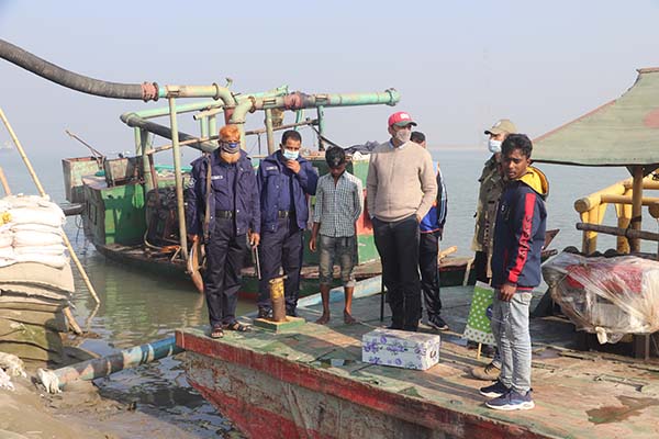 বেড়ায় অবৈধভাবে বালু উত্তোলন করায় জরিমানা