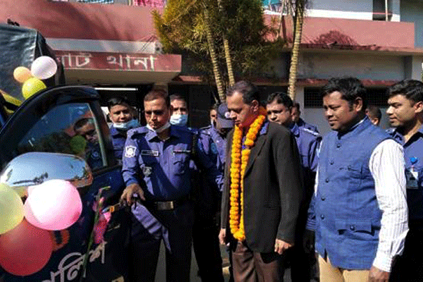 ফুল সজ্জিত গাড়িতে চড়ে বিদায় পুলিশ কর্মকর্তার