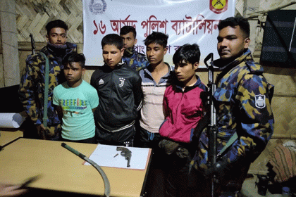টেকনাফে অস্ত্রসহ ৪ রোহিঙ্গা আটক