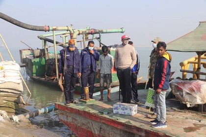 বেড়ায় অবৈধভাবে বালু উত্তোলন করায় জরিমানা