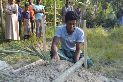 এক মাসের মধ্যে বাড়ির পাশে ৪ কবর!