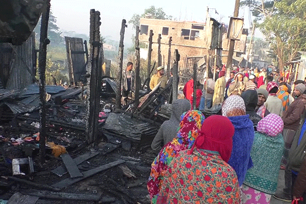 পটুয়াখালীতে অগ্নিকাণ্ডে ১৪ দোকান পুড়ে ছাই