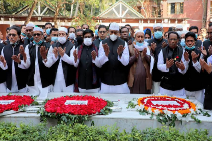 বঙ্গবন্ধুর সমাধিতে বরিশাল মহানগর আওয়ামী লীগের শ্রদ্ধা নিবেদন 