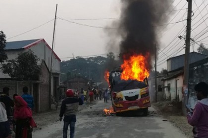 দুপচাঁচিয়ায় যাত্রীবাহী বাসে আগুন, আহত ১৫