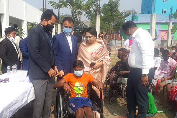 মাদারীপুরে প্রতিবন্ধী ও অটিস্টিক শিশুরা পেল শীতের কম্বল ও হুইল চেয়ার
