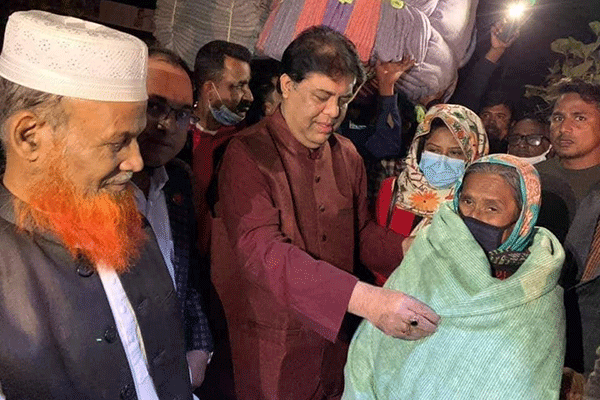 শ্রীপুরে শীতার্ত মানুষের মাঝে কম্বল বিতরণ