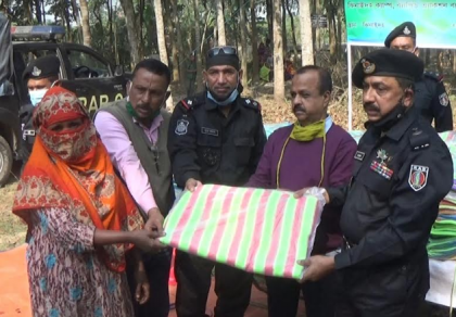 ঝিনাইদহে শীতার্তদের মাঝে কম্বল বিতরণ