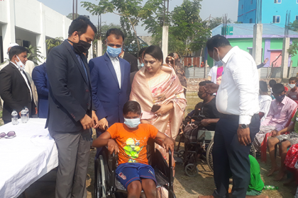 মাদারীপুরে প্রতিবন্ধী ও অটিস্টিক শিশুরা পেল শীতের কম্বল ও হুইল চেয়ার