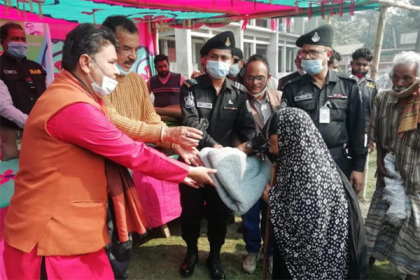 টাঙ্গাইলে শীতবস্ত্র বিতরণ