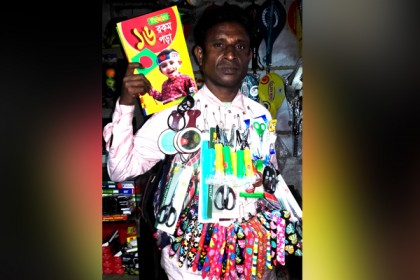 চলন্ত মানব দোকানেই চলে নুর আলমের সংসার