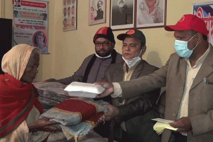 ডোমারে বীরাঙ্গনাদের মাঝে কম্বল বিতরণ