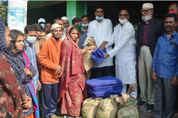 বরিশালে অগ্নিকাণ্ডে ক্ষতিগ্রস্তদের সহায়তা 

