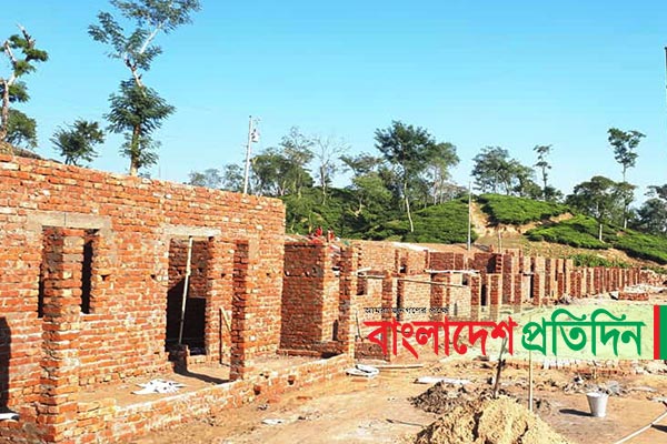 উচু নীচুতে এক নকশায় গরীবের ঘর, নেই রড়ের ব্যবহার, রয়েছে ঝুঁকি 