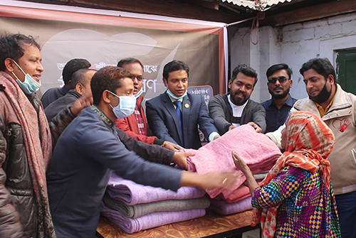 ঠাকুরগাঁওয়ে অসহায় মানুষের মাঝে শীতবস্ত্র বিতরণ