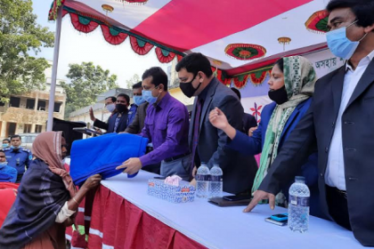 মানিকগঞ্জে কম্বল বিতরণ বসুন্ধরা গ্রুপের 