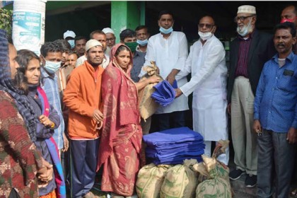 বরিশালে অগ্নিকাণ্ডে ক্ষতিগ্রস্তদের সহায়তা 

