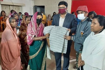 বোয়ালমারীতে ছিন্নমূল মানুষের মাঝে কম্বল বিতরণ