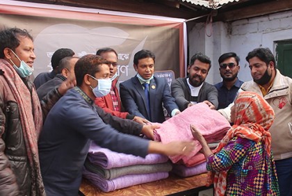 ঠাকুরগাঁওয়ে অসহায় মানুষের মাঝে শীতবস্ত্র বিতরণ