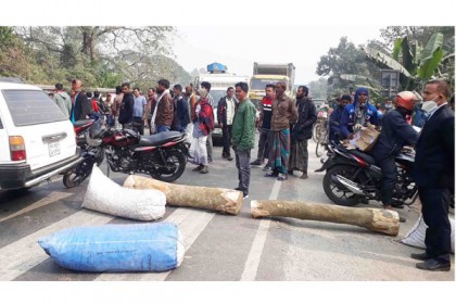 নওগাঁয় ইউপি চেয়ারম্যান লাঞ্ছিতের ঘটনায় নওগাঁ-রাজশাহী মহাসড়ক অবরোধ 