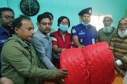 ফরিদপুরে শীতার্ত মানুষের মাঝে শীতবস্ত্র বিতরণ