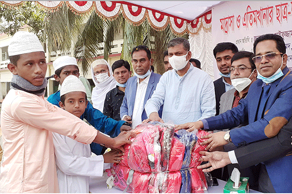 মাগুরায় মাদরাসা ছাত্রদের মাঝে কম্বল বিতরণ