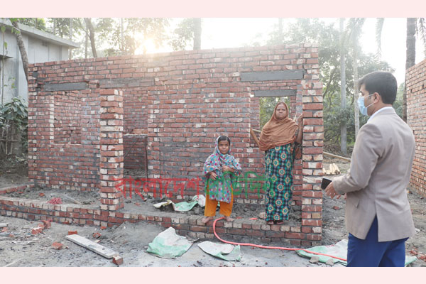 মাথা গোঁজার ঠাঁই পেলেন প্রতিবন্ধী রোজিনা বেগম