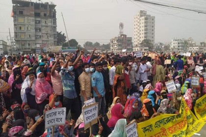 আদমজী ইপিজেডের সামনে শ্রমিকদের অবস্থান, যানচলাচল বন্ধ 