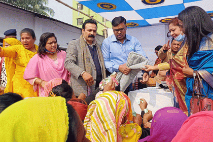 জামালপুরে পৌর মহিলা আওয়ামী লীগের শীতবস্ত্র বিতরণ