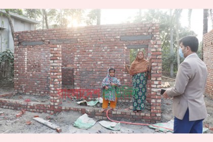 মাথা গোঁজার ঠাঁই পেলেন প্রতিবন্ধী রোজিনা বেগম