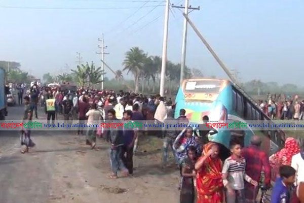 সাতক্ষীরায় বাস খাদে পড়ে নিহত ২, আহত ১০