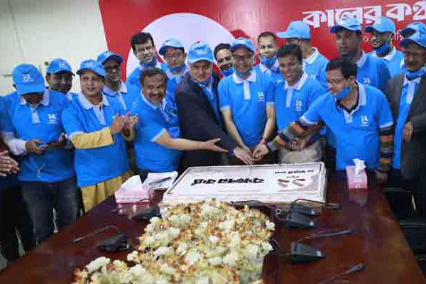 
কেক কেটে কালের কণ্ঠ'র ১২তম জন্মদিন পালন