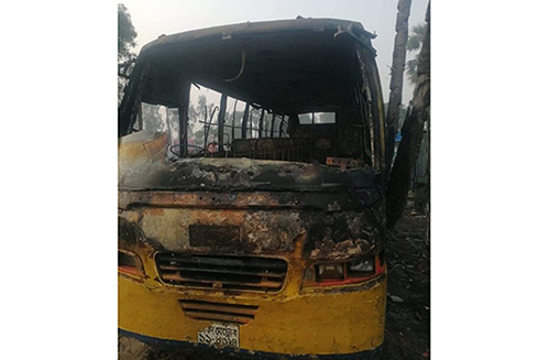 সিংড়ায় গভীর রাতে বাসে আগুন