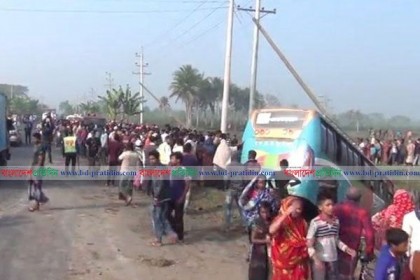 সাতক্ষীরায় বাস খাদে পড়ে নিহত ২, আহত ১০