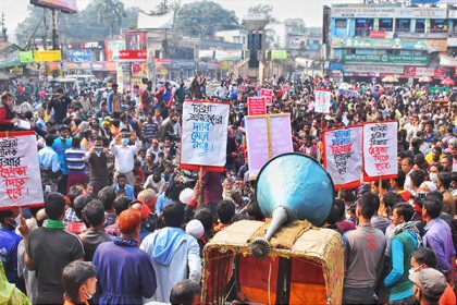 বগুড়ায় অটোরিকশা-ভ্যান-ইজিবাইকের  ৫ দফা দাবিতে সমাবেশ 